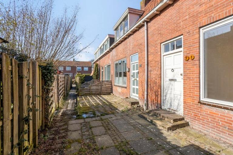 Energy-efficient house with a deep garden - Image 6
