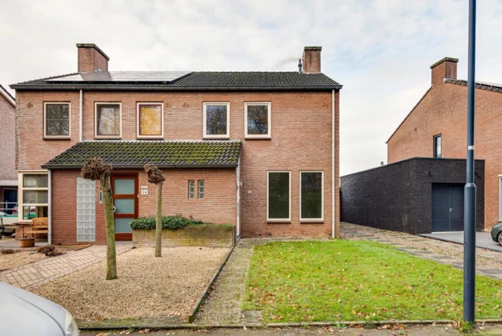 2-onder-1-kapwoning met garage en tuin in Sittard - Afbeelding 2