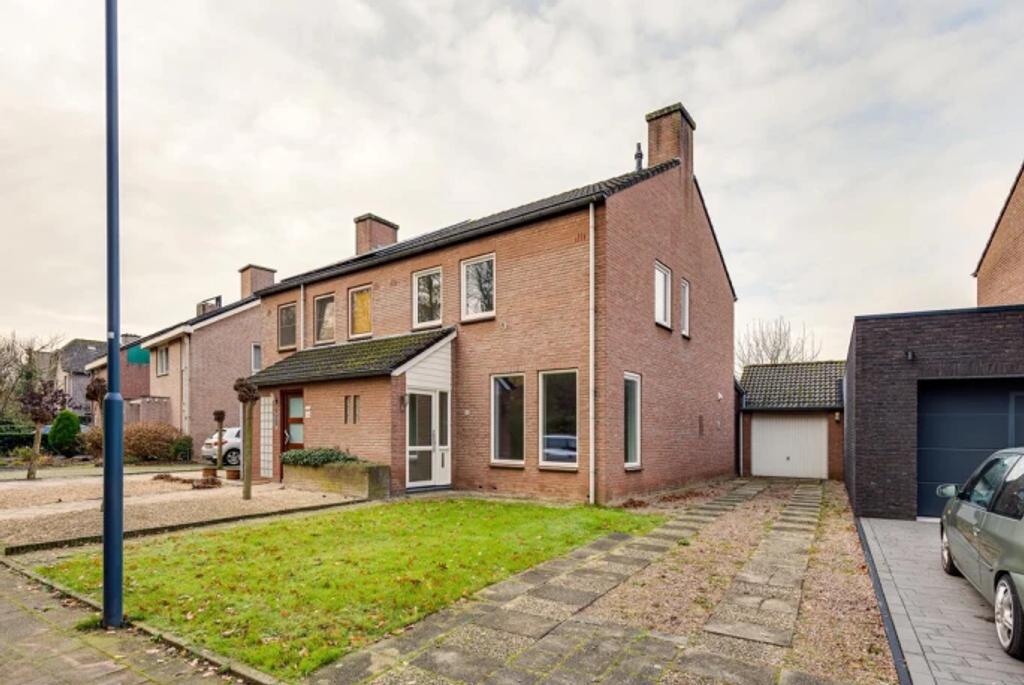 2-onder-1-kapwoning met garage en tuin in Sittard - Afbeelding 1