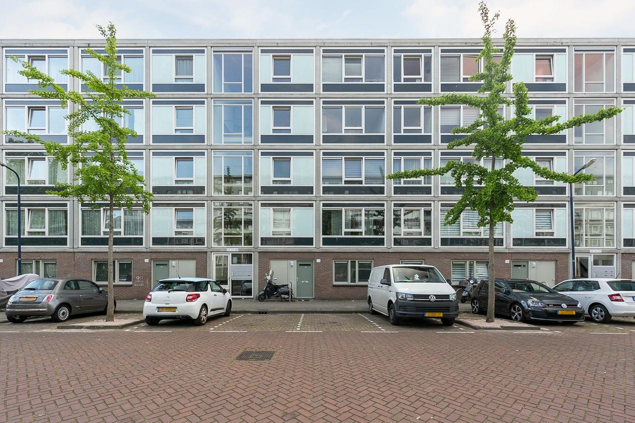 Licht 4-kamer appartement met zonnig balkon in Osdorp - Afbeelding 1