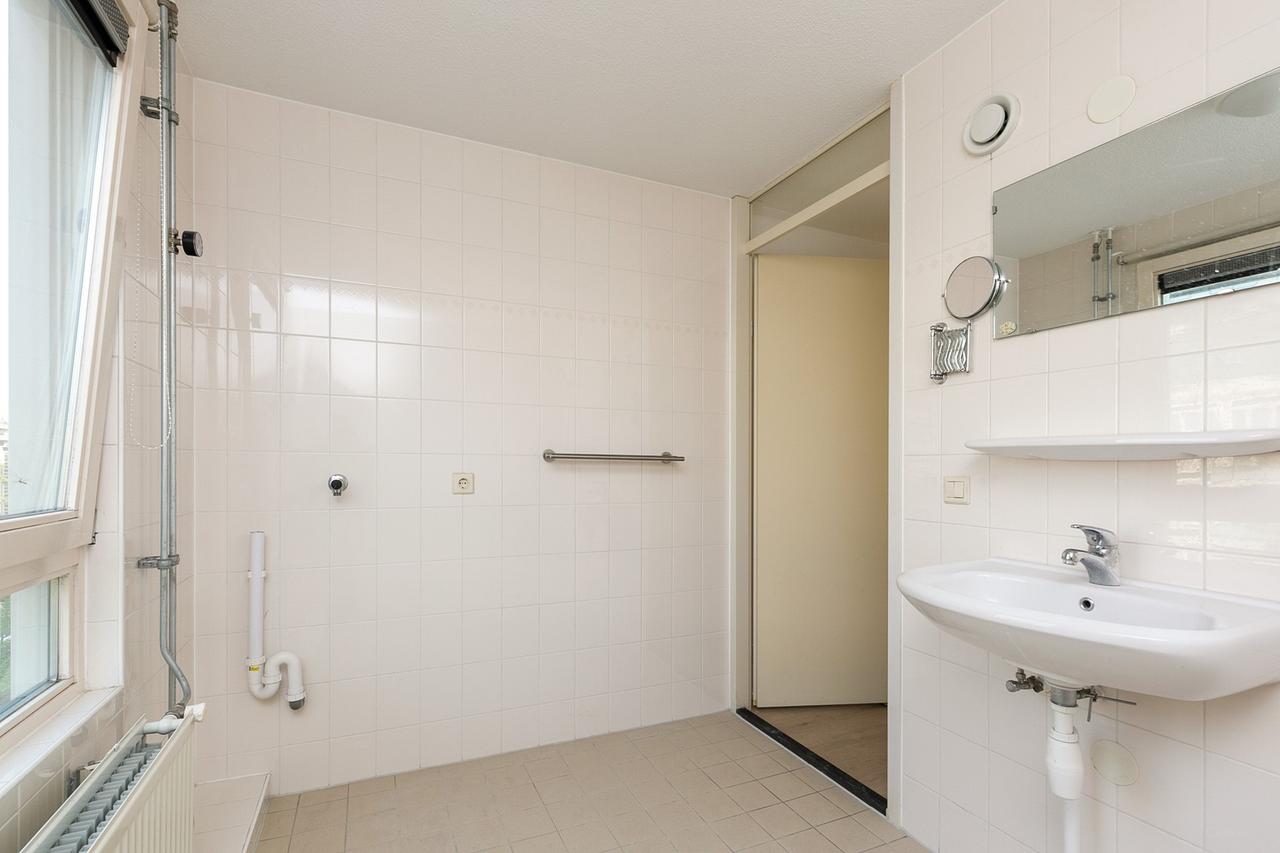 Licht 4-kamer appartement met zonnig balkon in Osdorp - Afbeelding 11
