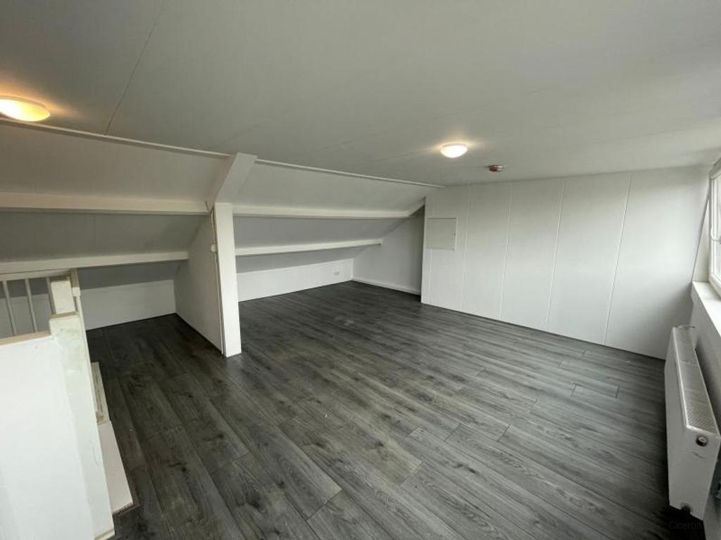Gerenoveerde studio met eigen badkamer - Afbeelding 2