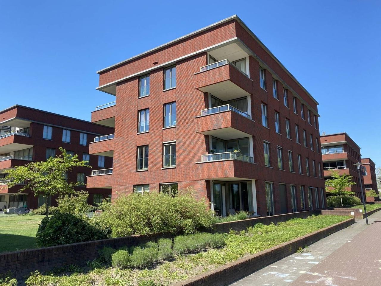 Energy-efficient apartment with terrace - Image 1