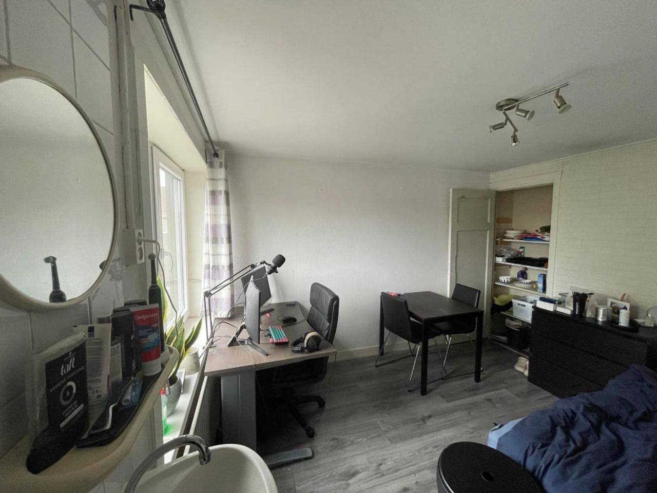 Room (13m²) near Tilburg city center - Image 2