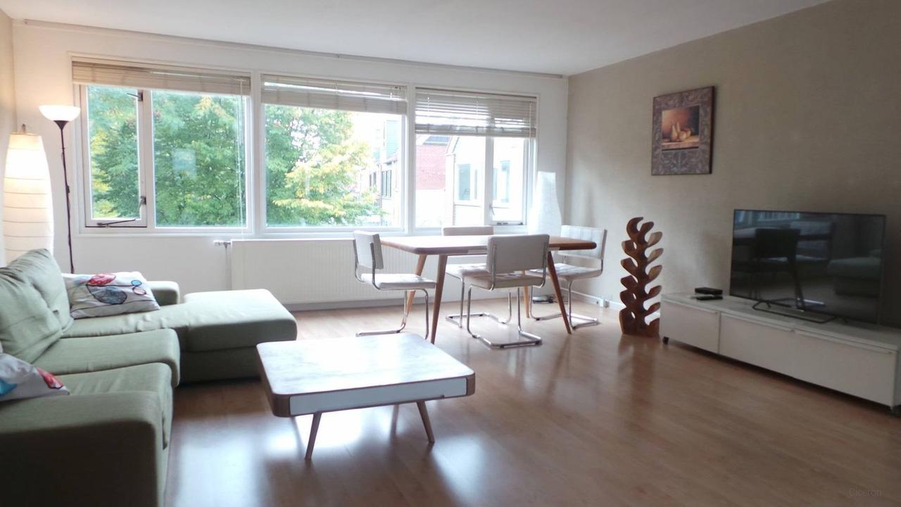 Furnished maisonette (110m²) with roof terrace - Image 4