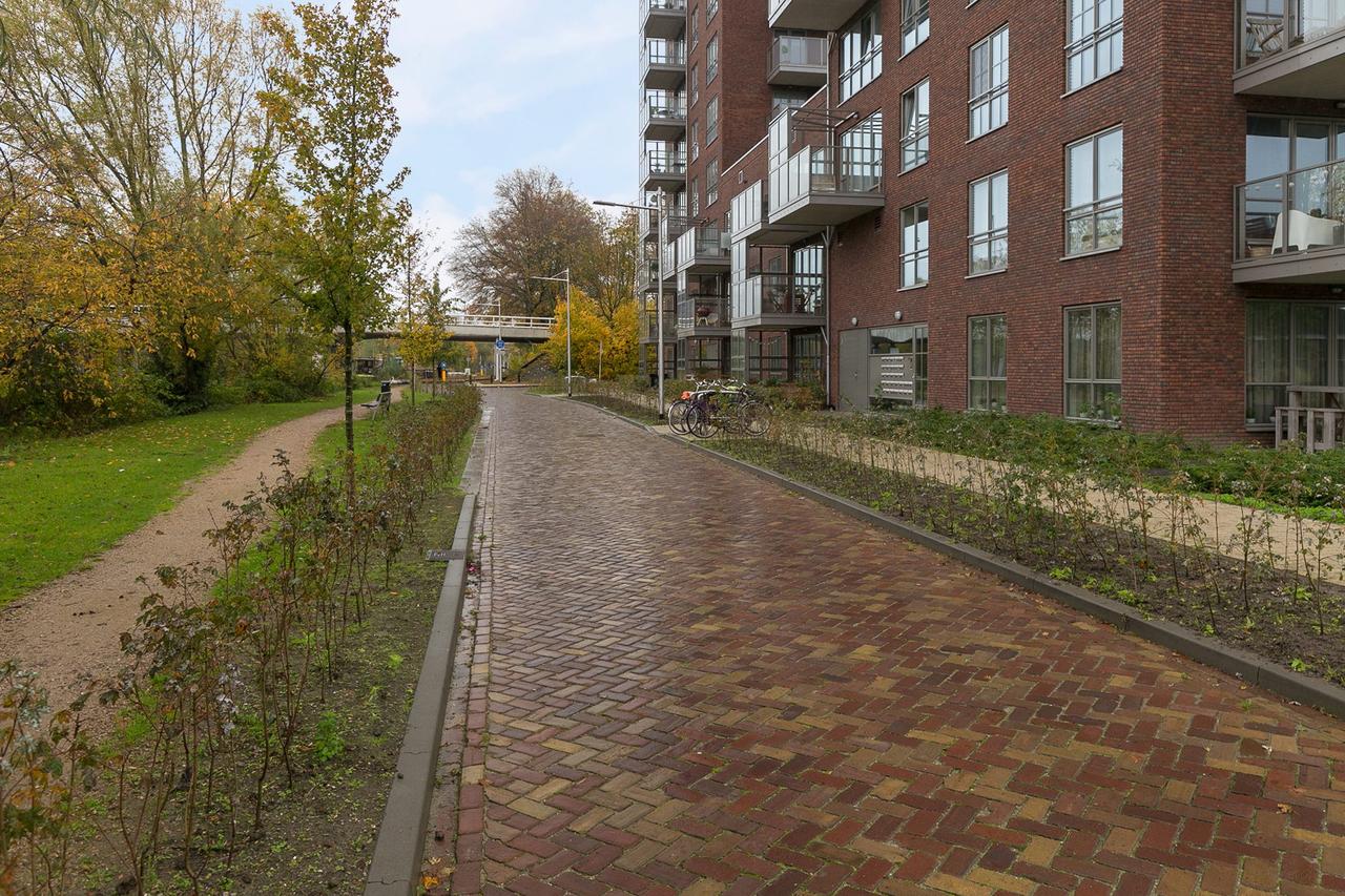 Waterfront apartment with balcony and parking space - Image 4