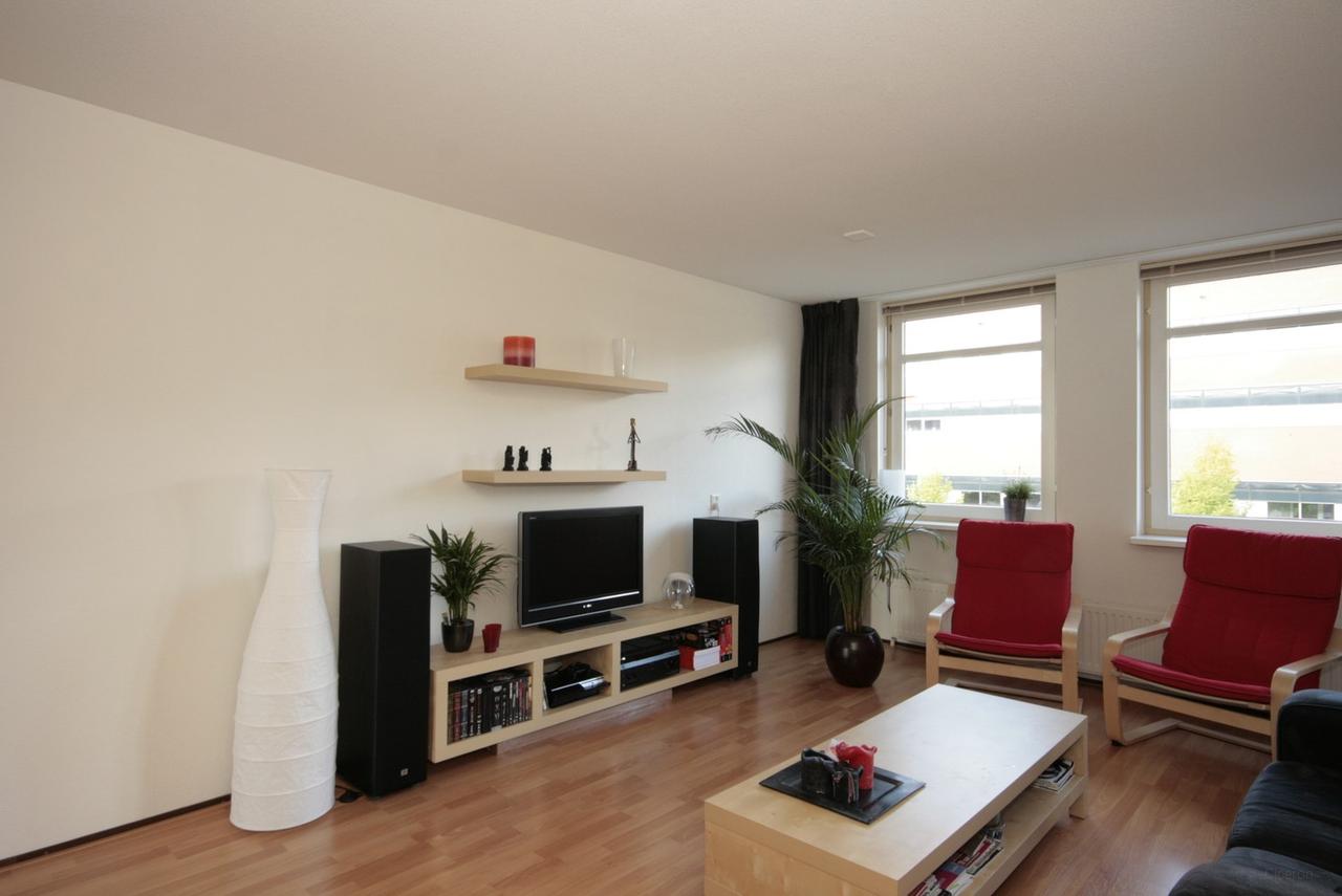 Upholstered two-bedroom apartment with balcony in Hanzeland - Image 6