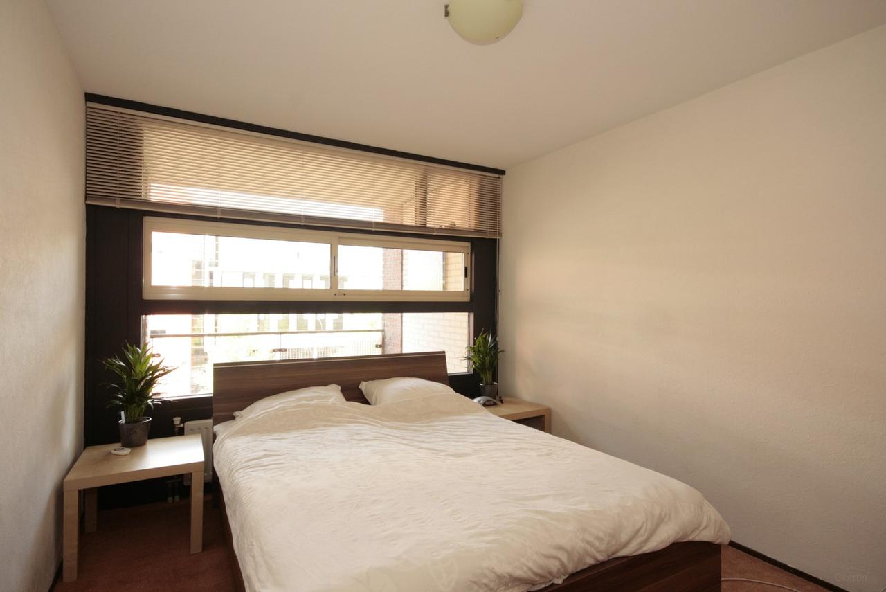 Upholstered two-bedroom apartment with balcony in Hanzeland - Image 8