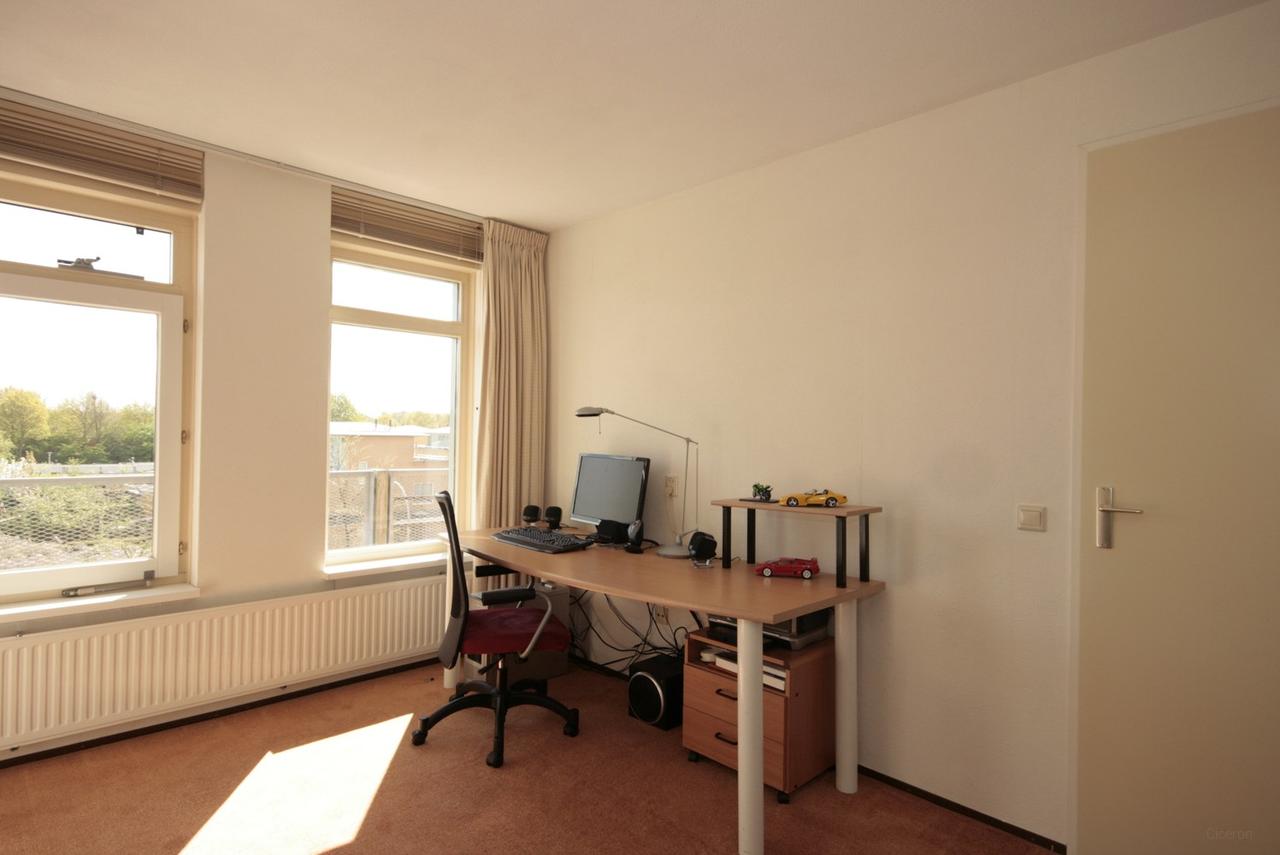 Upholstered two-bedroom apartment with balcony in Hanzeland - Image 9