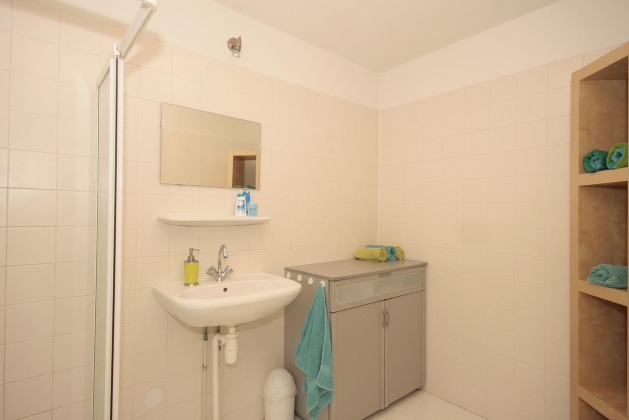 Upholstered two-bedroom apartment with balcony in Hanzeland - Image 10