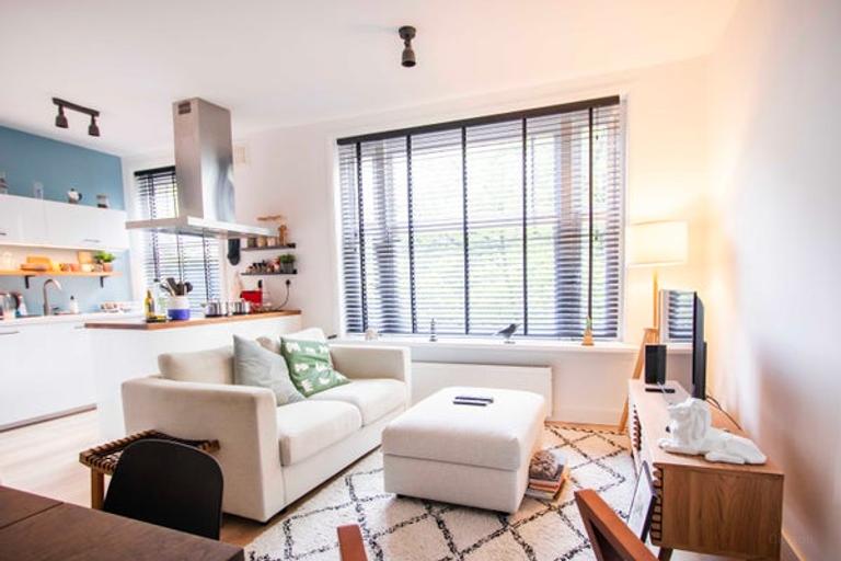 Furnished A+ apartment with balcony in Landlust - Image 2