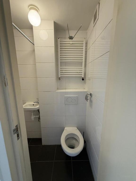 Student Apartment of 32 m² in De Pijp - Image 11