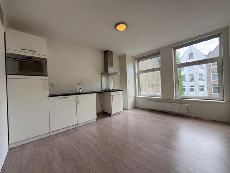 Student Apartment of 32 m² in De Pijp - Image 4