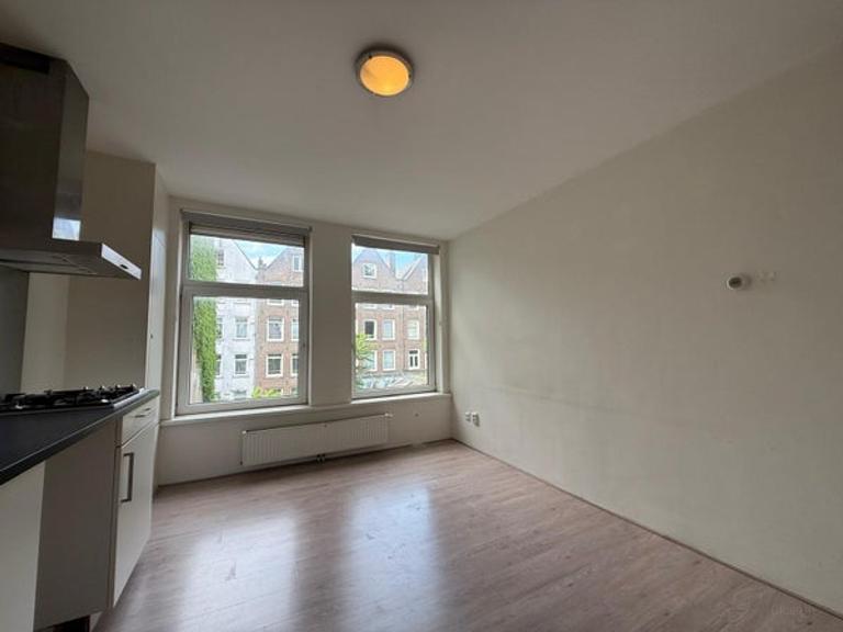 Student Apartment of 32 m² in De Pijp - Image 3