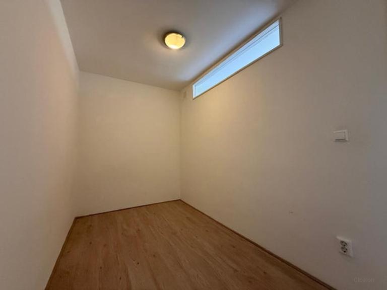 Student Apartment of 32 m² in De Pijp - Image 9