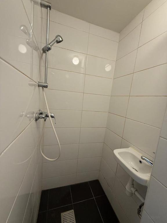 Student Apartment of 32 m² in De Pijp - Image 10