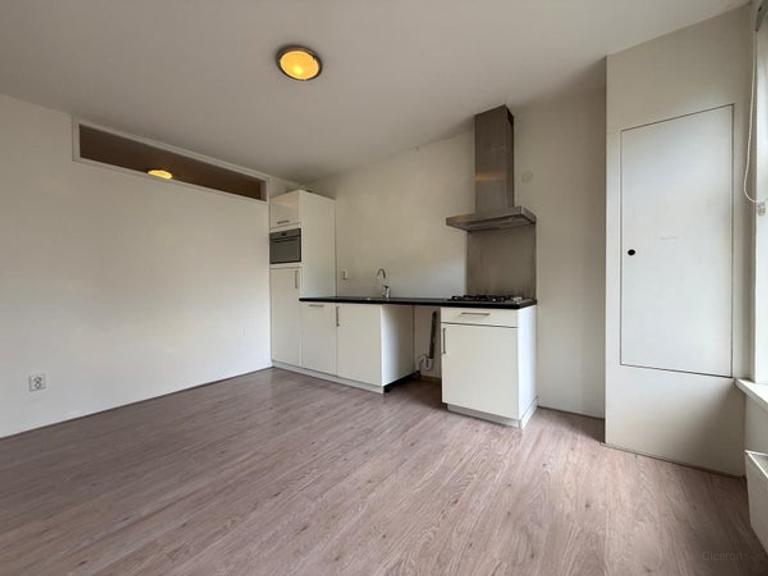 Student Apartment of 32 m² in De Pijp - Image 5