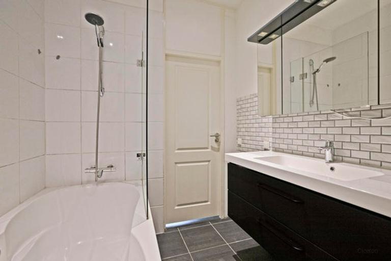 Waterfront Maisonette in De Pijp - Image 24
