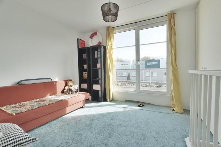 Furnished 114 m² house with waterfront garden - Image 21
