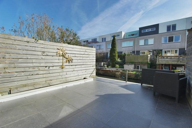 Furnished 114 m² house with waterfront garden - Image 6