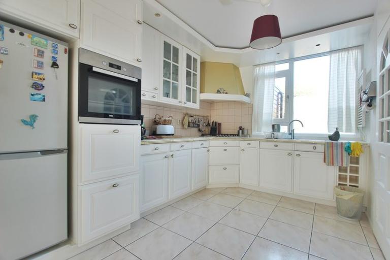 Furnished 114 m² house with waterfront garden - Image 12