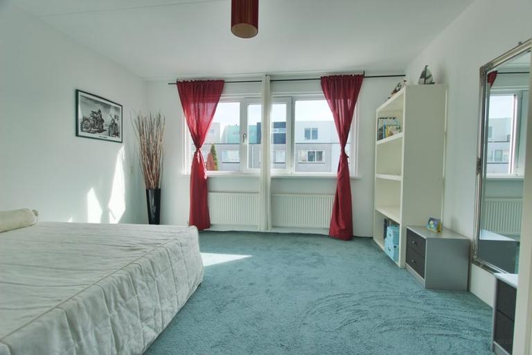 Furnished 114 m² house with waterfront garden - Image 15