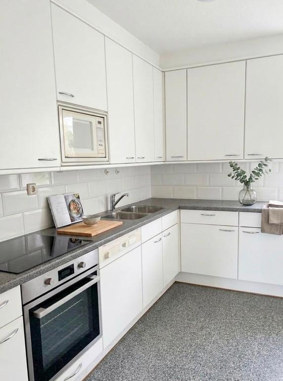 Furnished apartment with balcony in The Hague - Image 9