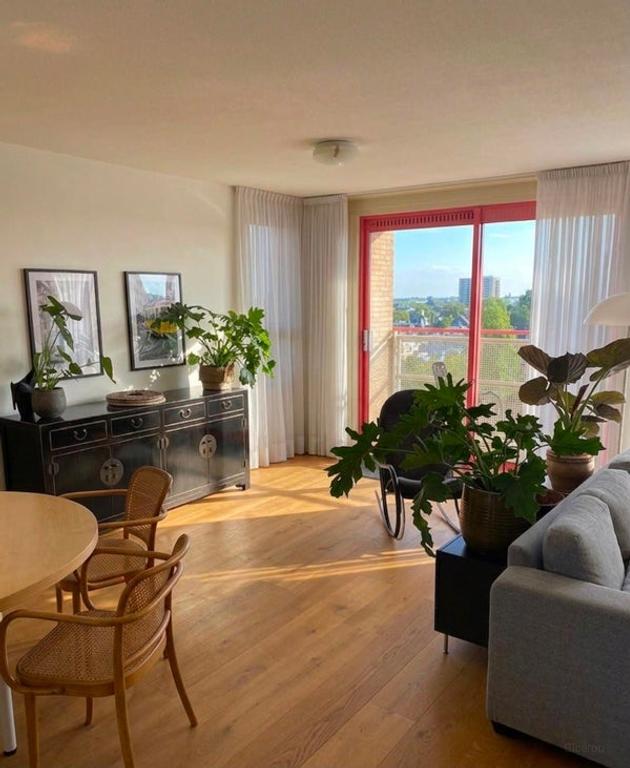 Furnished apartment with balcony in The Hague - Image 7
