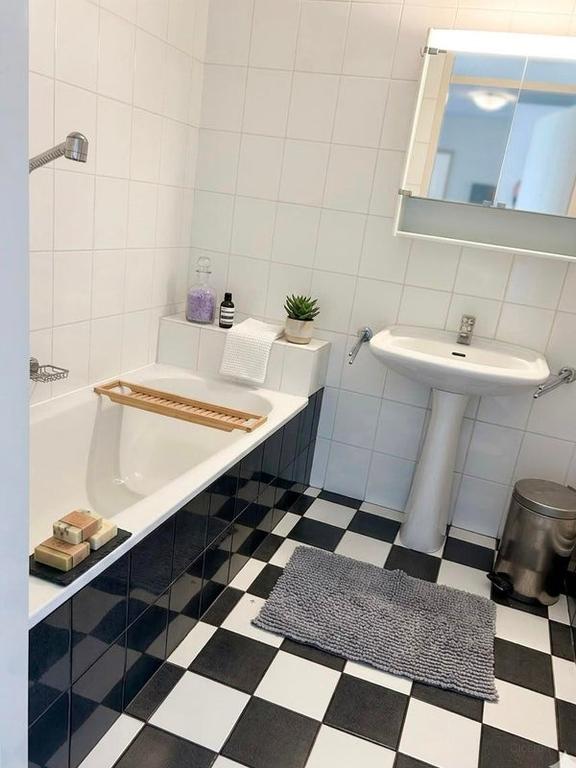 Furnished apartment with balcony in The Hague - Image 12