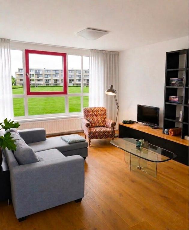 Furnished apartment with balcony in The Hague - Image 8