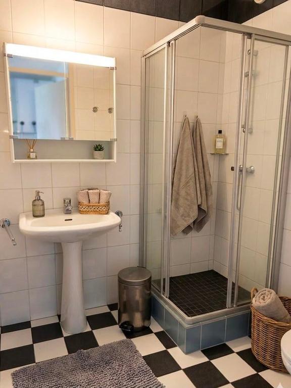 Furnished apartment with balcony in The Hague - Image 11