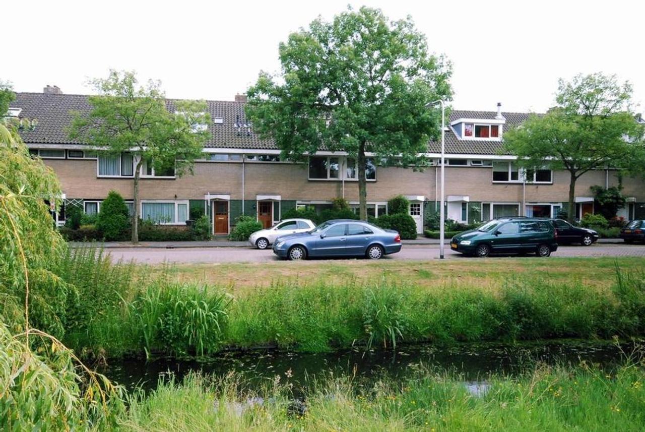 Family home with 5 bedrooms and unobstructed views - Image 1