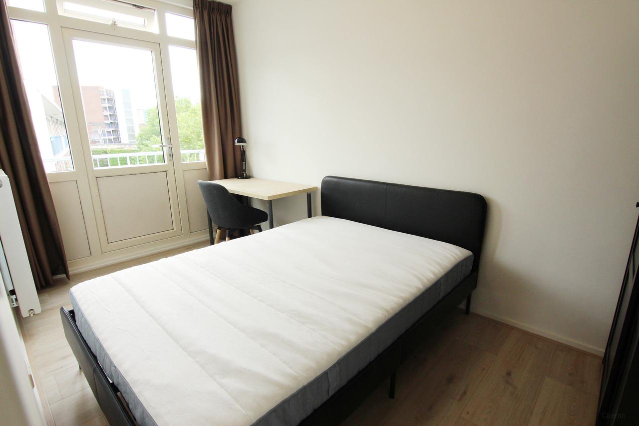 Renovated 3-bedroom penthouse in Rubroek - Image 9