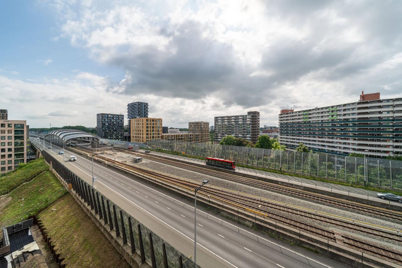 Bright 2-bedroom apartment on the 10th floor in Noord - Image 6