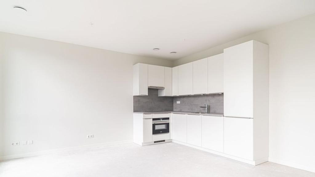 Bright 2-bedroom apartment on the 10th floor in Noord - Image 2