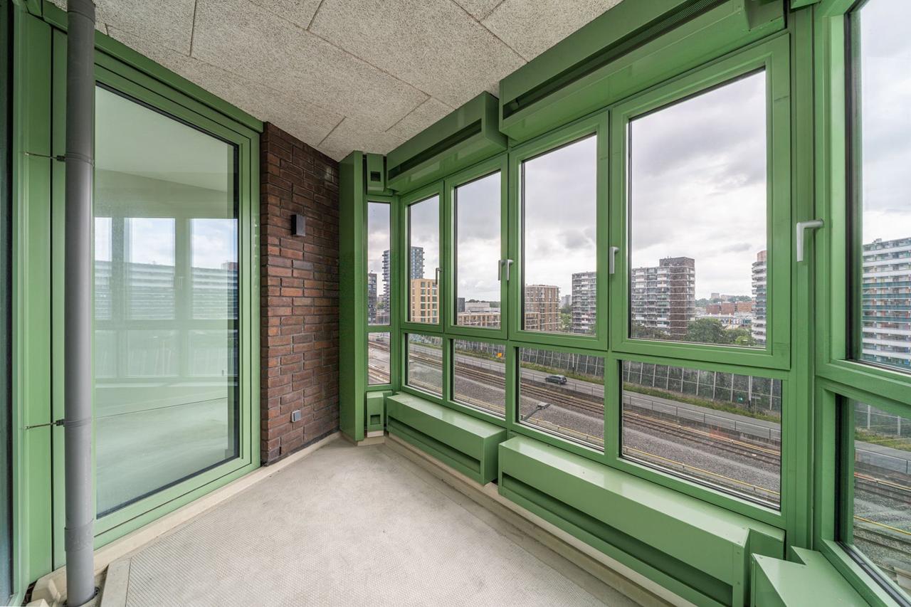 Bright 2-bedroom apartment on the 10th floor in Noord - Image 5