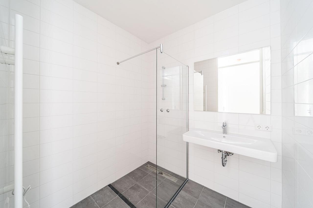 Bright 2-bedroom apartment on the 10th floor in Noord - Image 8