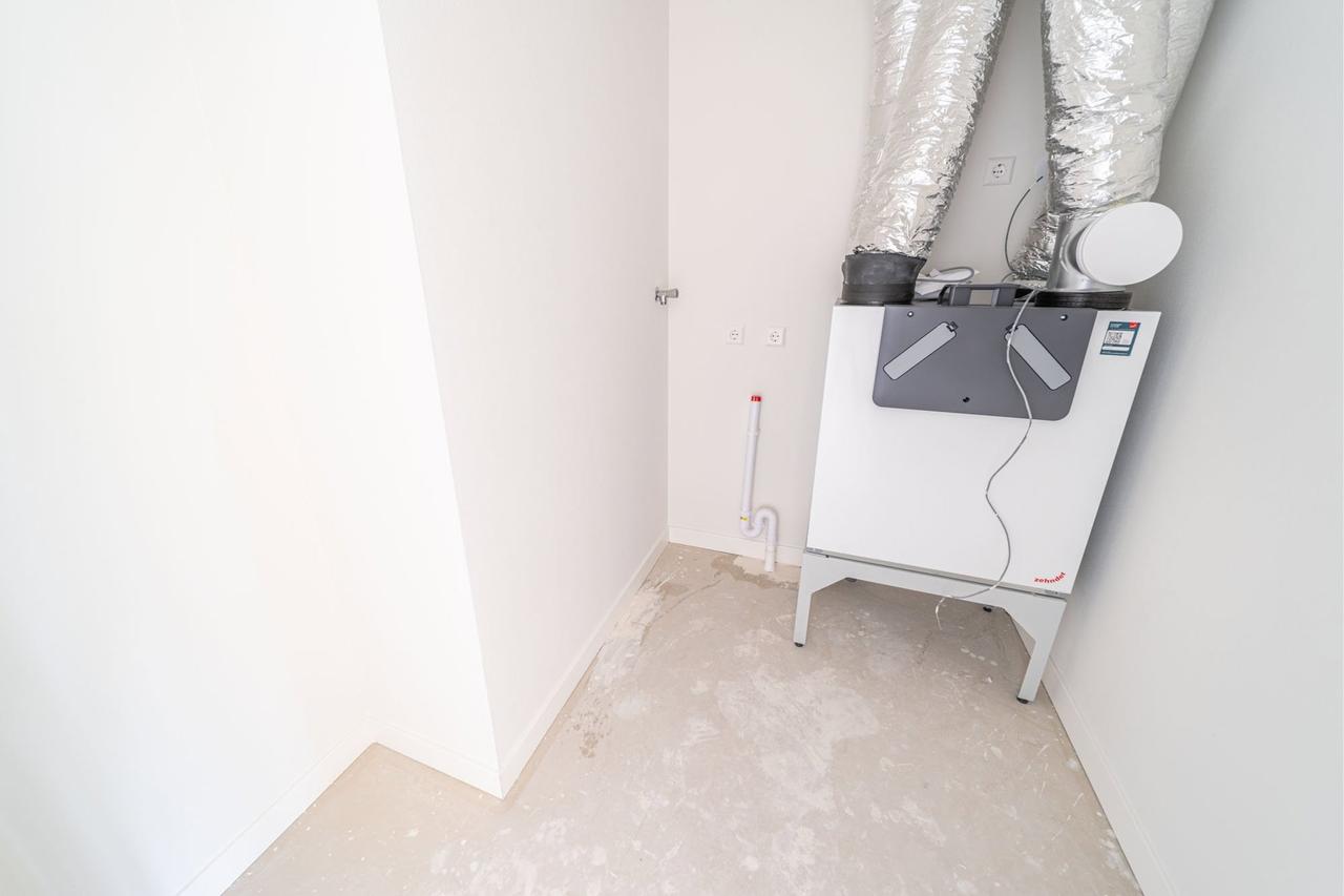 Bright 2-bedroom apartment on the 10th floor in Noord - Image 10