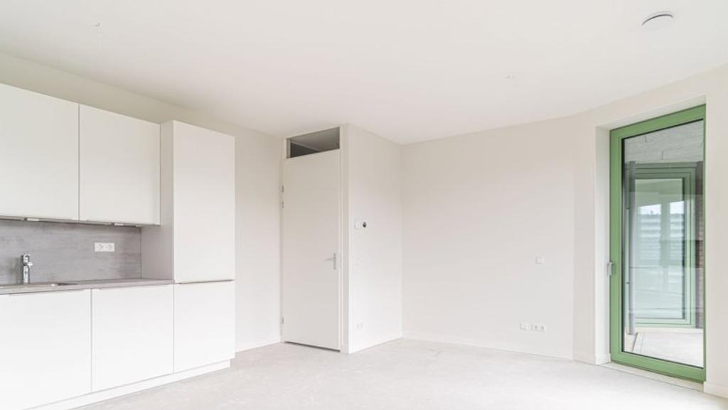 Bright 2-bedroom apartment on the 10th floor in Noord - Image 3