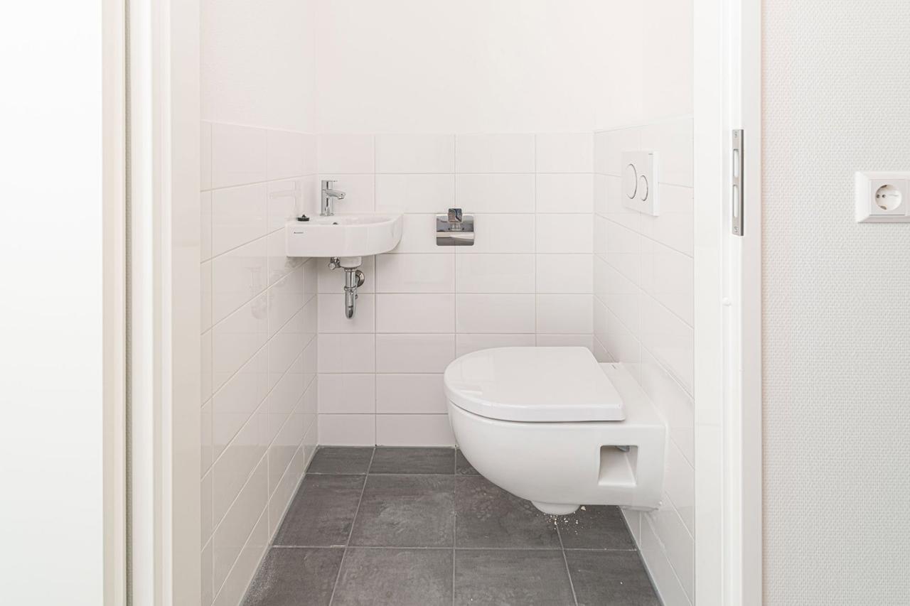 Bright 2-bedroom apartment on the 10th floor in Noord - Image 9