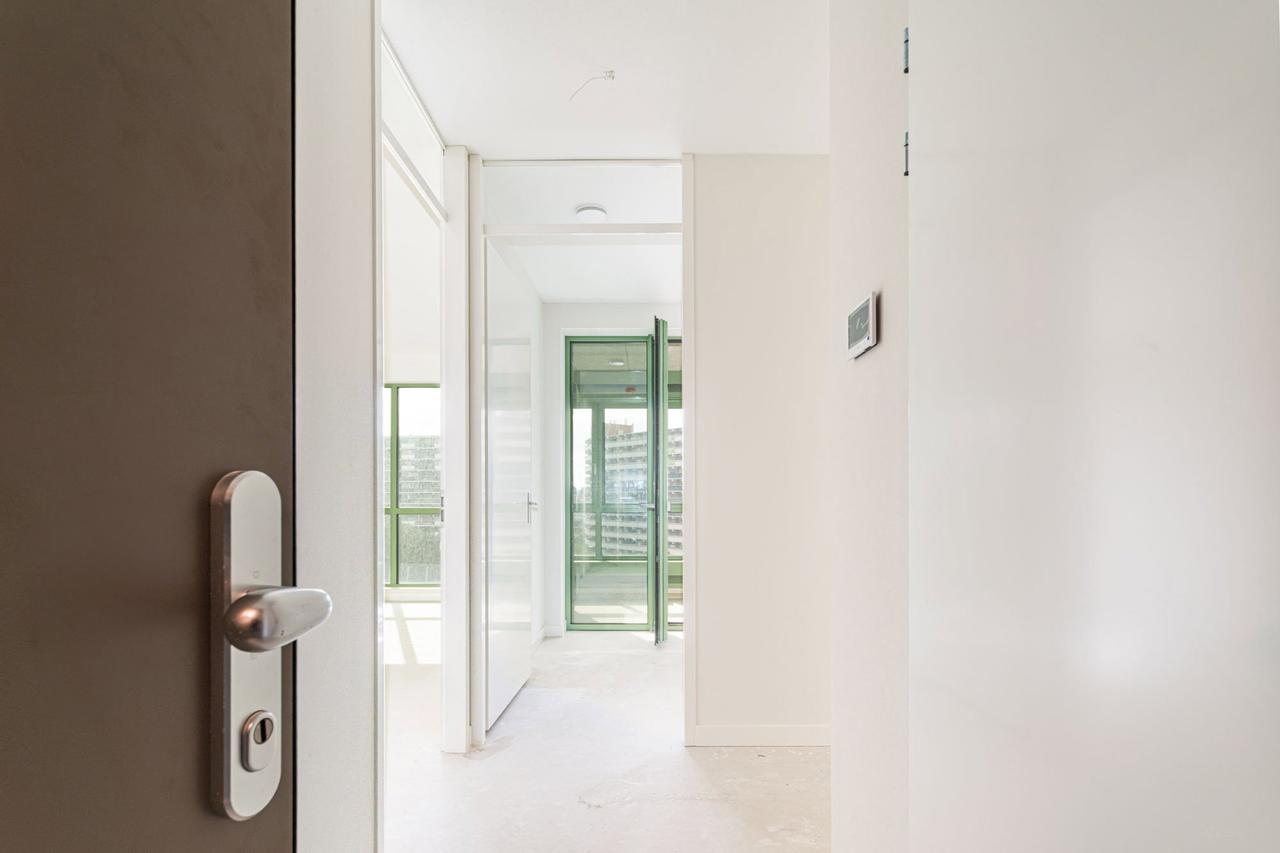 Bright 2-bedroom apartment on the 10th floor in Noord - Image 11