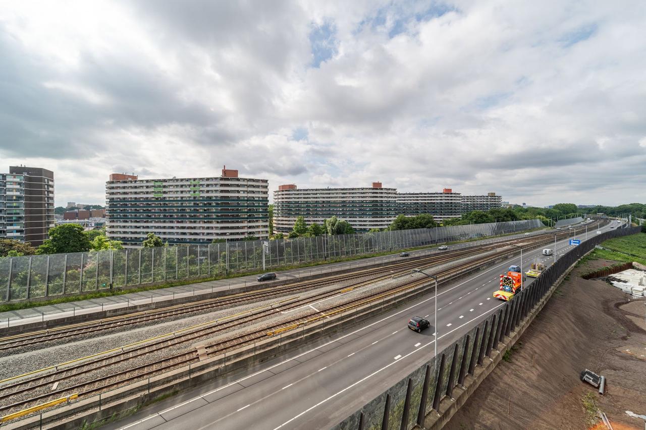 Bright 2-bedroom apartment on the 10th floor in Noord - Image 7