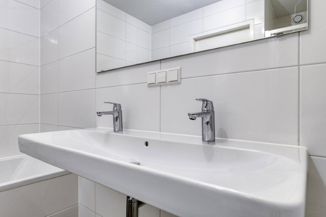Bright 94m² apartment on the Amstel - Image 18