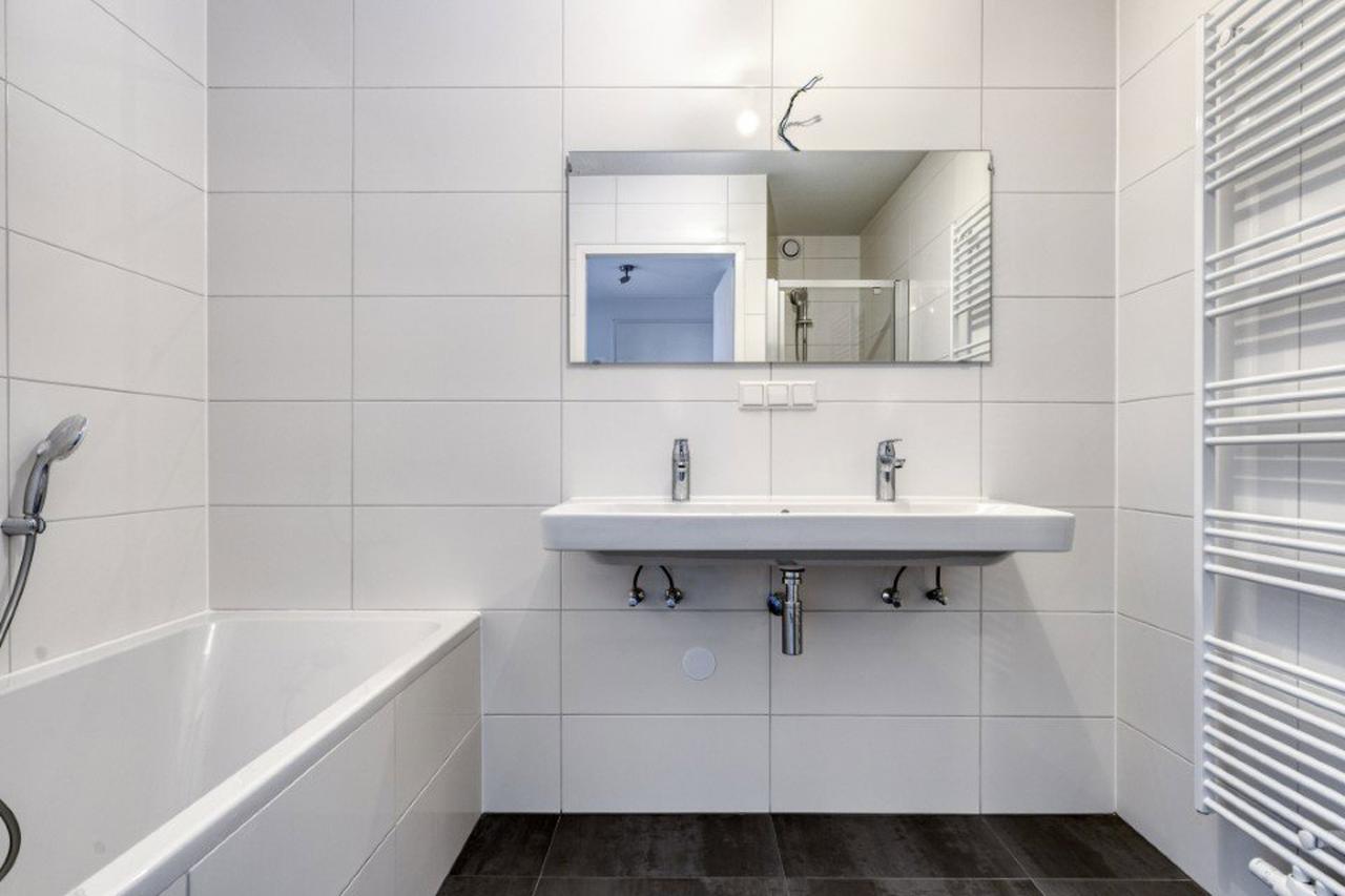 Bright 94m² apartment on the Amstel - Image 19