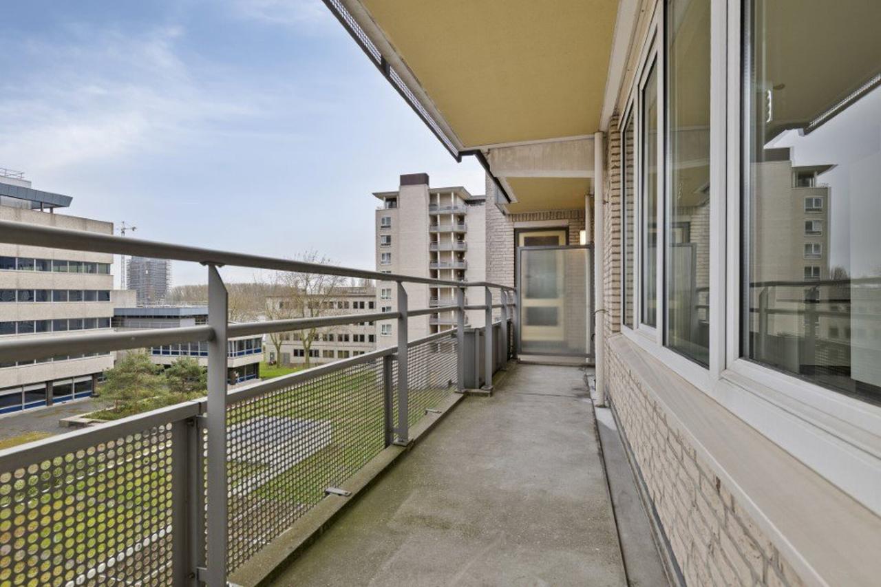 Bright 94m² apartment on the Amstel - Image 22