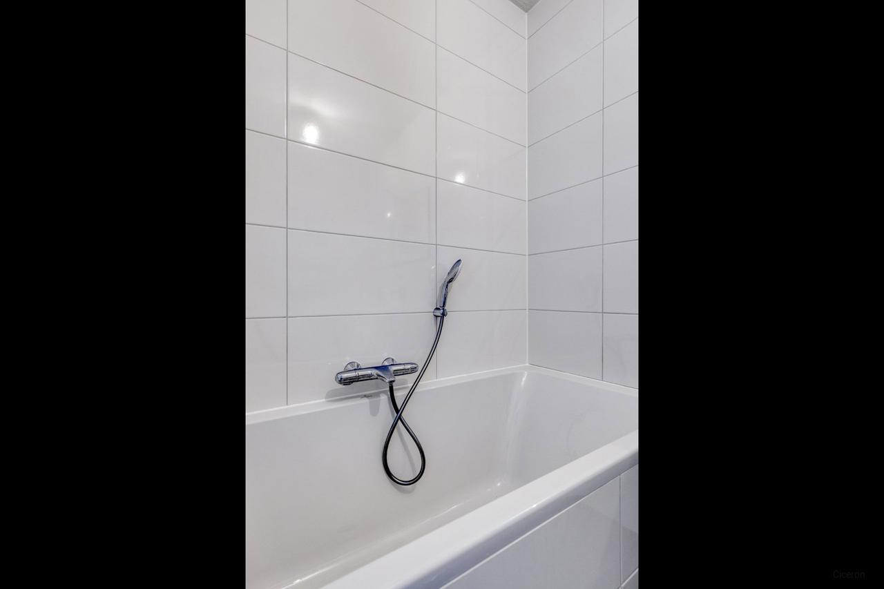 Bright 94m² apartment on the Amstel - Image 17