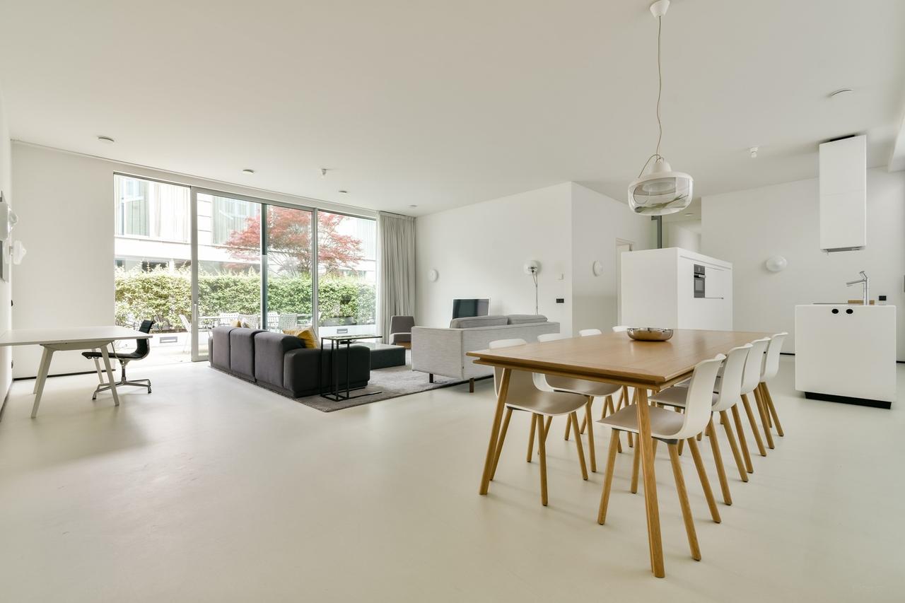 Furnished apartment of 161 m² with private garage - Image 1