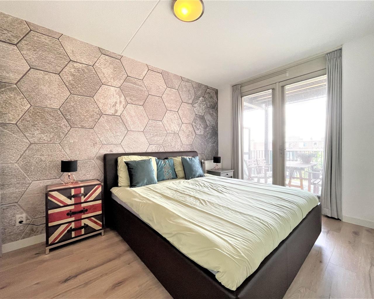 Furnished 72m² Apartment with Terrace in West - Image 13