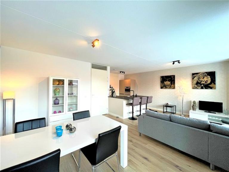 Furnished 72m² Apartment with Terrace in West - Image 5