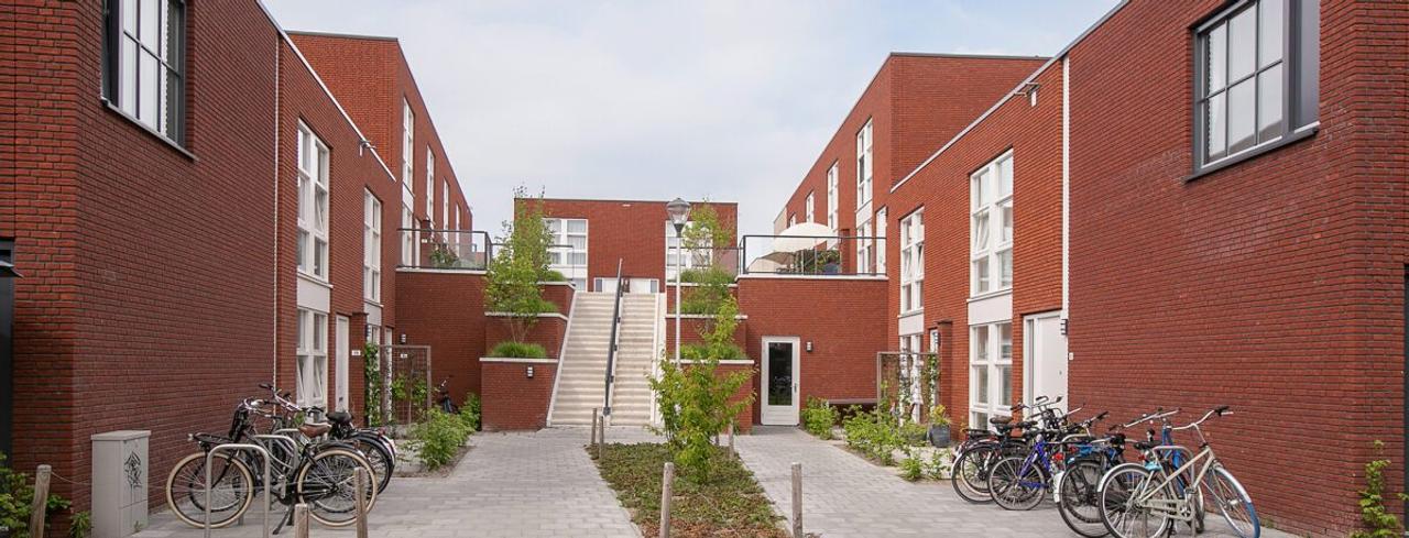 52m² house with private parking - Image 1